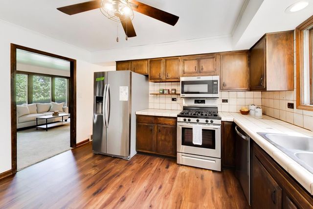 915 W Frontenac Drive, Arlington Heights, IL 60004