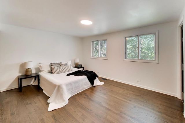 915 W Frontenac Drive, Arlington Heights, IL 60004