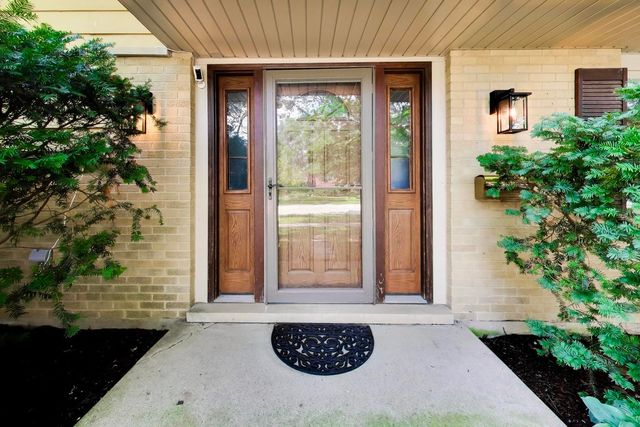 915 W Frontenac Drive, Arlington Heights, IL 60004
