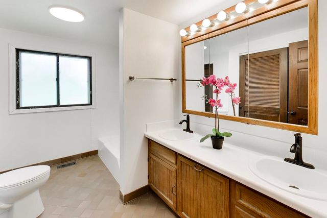 915 W Frontenac Drive, Arlington Heights, IL 60004
