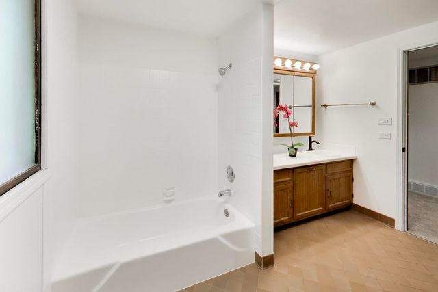 915 W Frontenac Drive, Arlington Heights, IL 60004