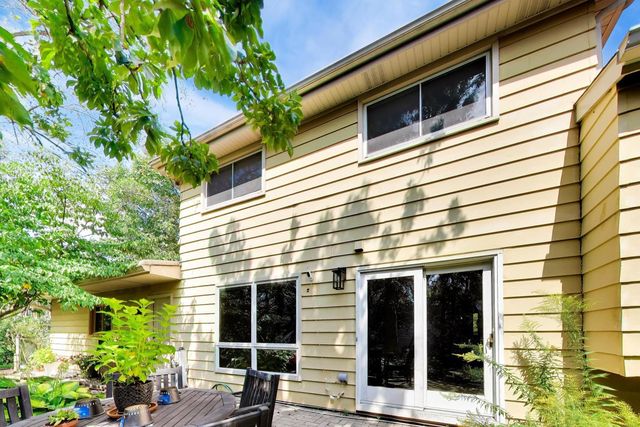 915 W Frontenac Drive, Arlington Heights, IL 60004