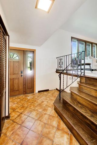 915 W Frontenac Drive, Arlington Heights, IL 60004