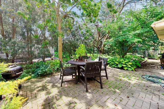 915 W Frontenac Drive, Arlington Heights, IL 60004