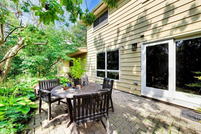 915 W Frontenac Drive, Arlington Heights, IL 60004