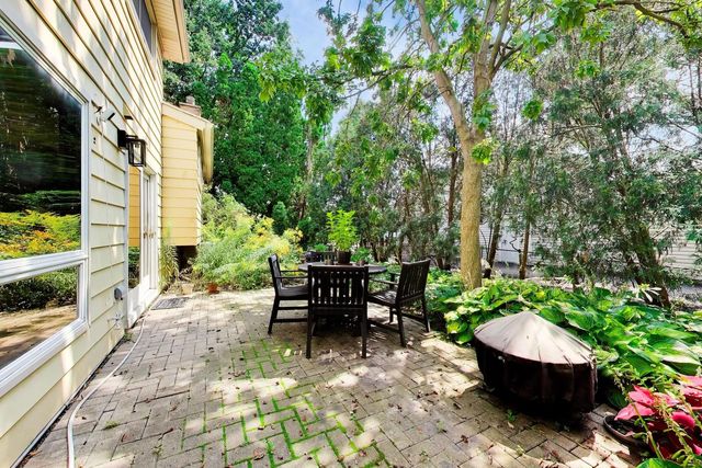 915 W Frontenac Drive, Arlington Heights, IL 60004