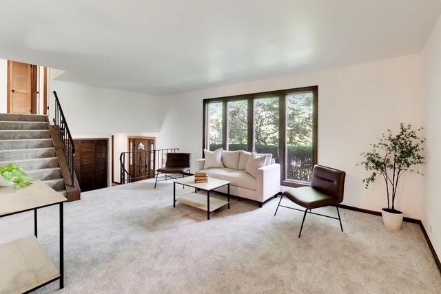 915 W Frontenac Drive, Arlington Heights, IL 60004