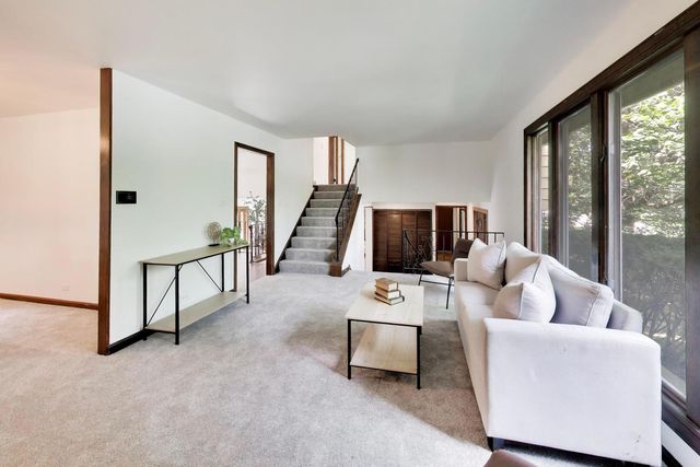 915 W Frontenac Drive, Arlington Heights, IL 60004