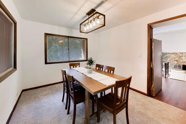 915 W Frontenac Drive, Arlington Heights, IL 60004
