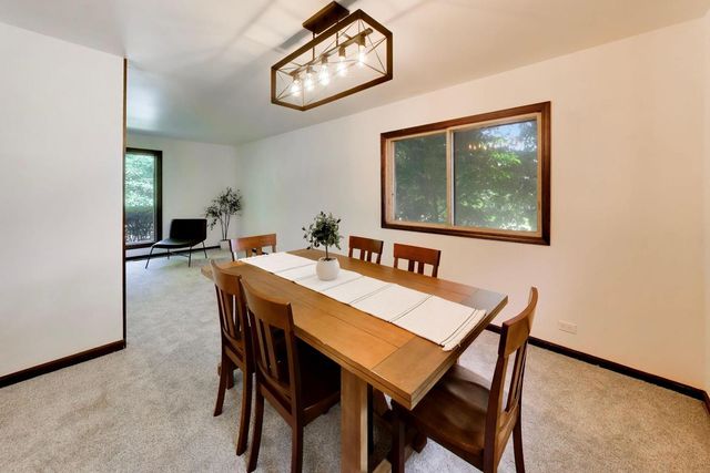 915 W Frontenac Drive, Arlington Heights, IL 60004