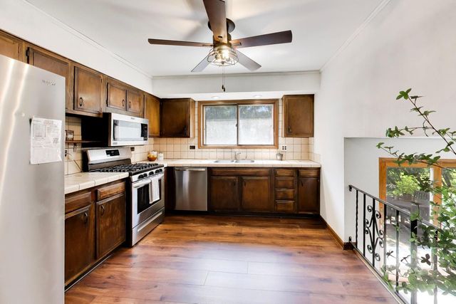 915 W Frontenac Drive, Arlington Heights, IL 60004