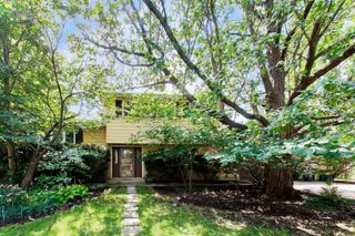 915 W Frontenac Drive, Arlington Heights, IL 60004