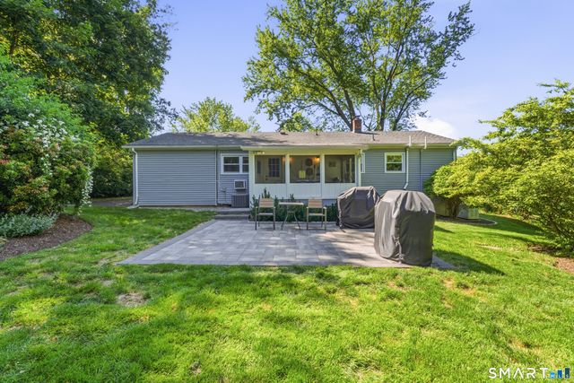 17 Greenbriar Lane, Newtown, CT 06470