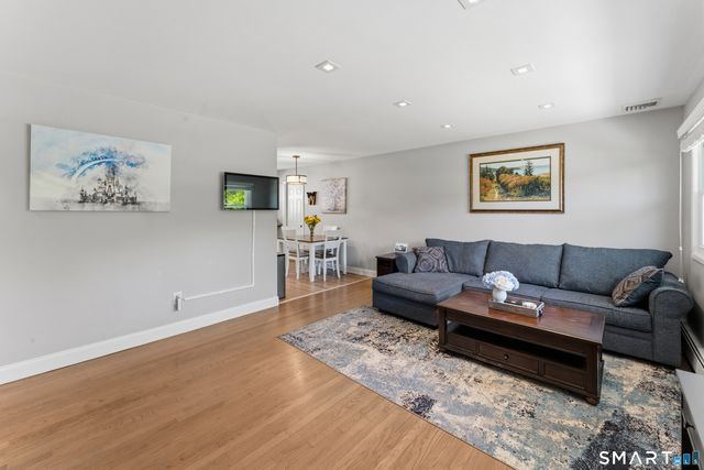 17 Greenbriar Lane, Newtown, CT 06470