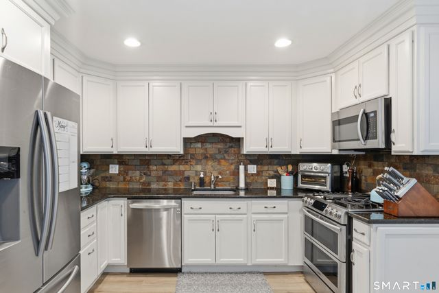 17 Greenbriar Lane, Newtown, CT 06470