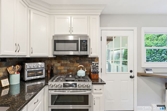 17 Greenbriar Lane, Newtown, CT 06470