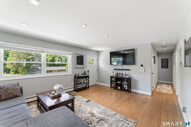 17 Greenbriar Lane, Newtown, CT 06470