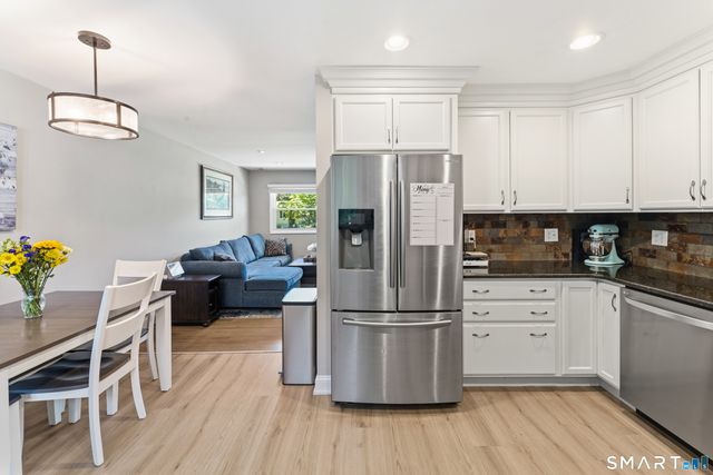 17 Greenbriar Lane, Newtown, CT 06470