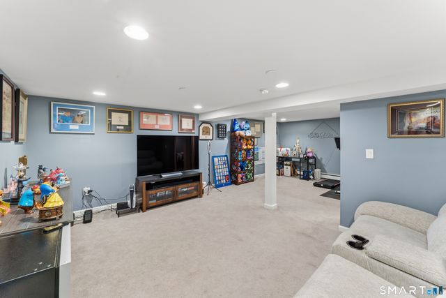 17 Greenbriar Lane, Newtown, CT 06470