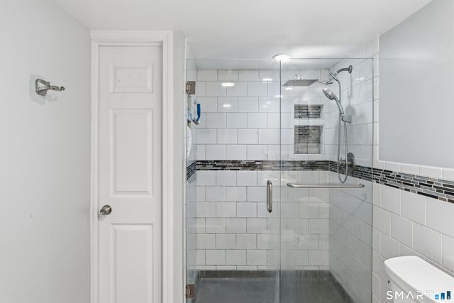 17 Greenbriar Lane, Newtown, CT 06470