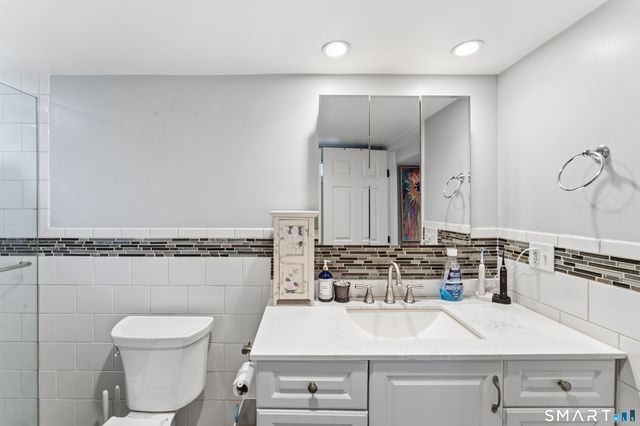 17 Greenbriar Lane, Newtown, CT 06470