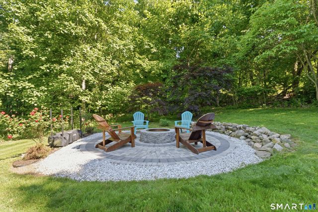 17 Greenbriar Lane, Newtown, CT 06470