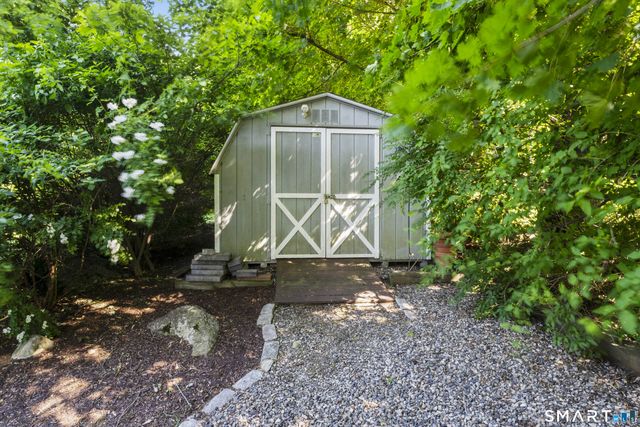 17 Greenbriar Lane, Newtown, CT 06470