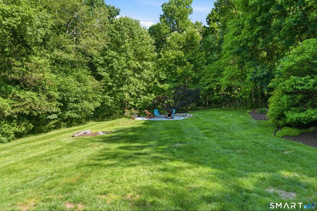 17 Greenbriar Lane, Newtown, CT 06470