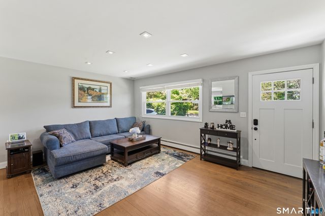 17 Greenbriar Lane, Newtown, CT 06470