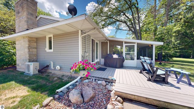 614 W Meadowbrook, Midland, MI 48640