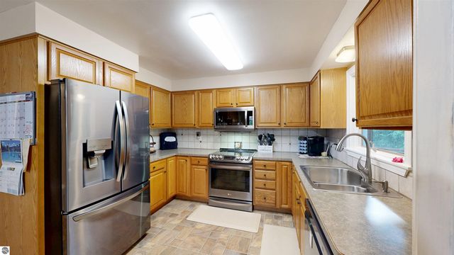 614 W Meadowbrook, Midland, MI 48640