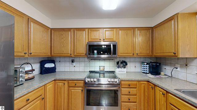 614 W Meadowbrook, Midland, MI 48640