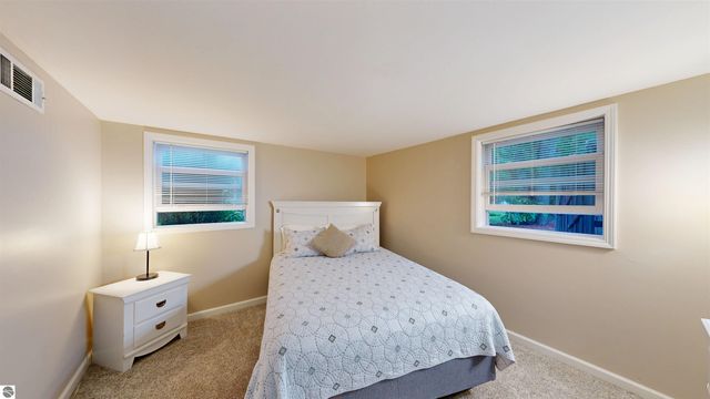 614 W Meadowbrook, Midland, MI 48640
