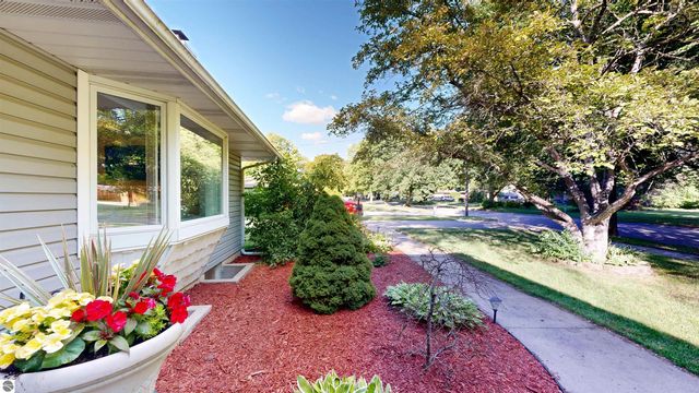 614 W Meadowbrook, Midland, MI 48640