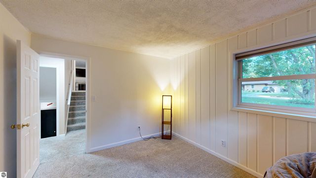 614 W Meadowbrook, Midland, MI 48640