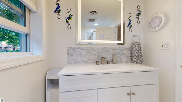 614 W Meadowbrook, Midland, MI 48640
