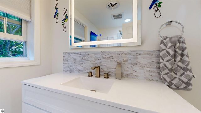 614 W Meadowbrook, Midland, MI 48640