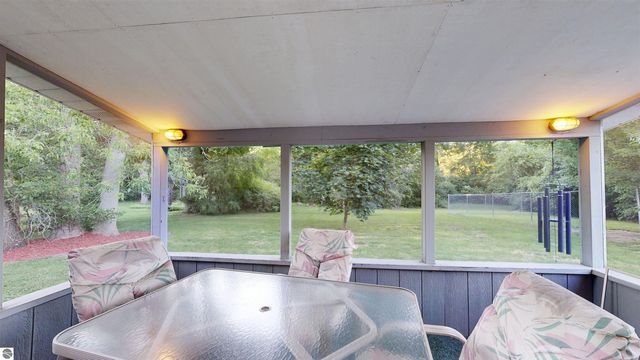 614 W Meadowbrook, Midland, MI 48640