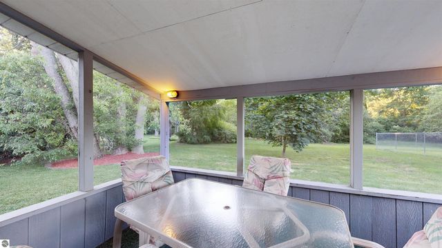614 W Meadowbrook, Midland, MI 48640