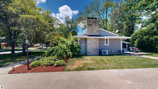 614 W Meadowbrook, Midland, MI 48640