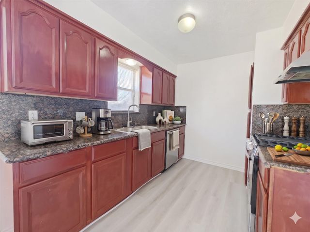 8818 Roos Road, Houston, TX 77036
