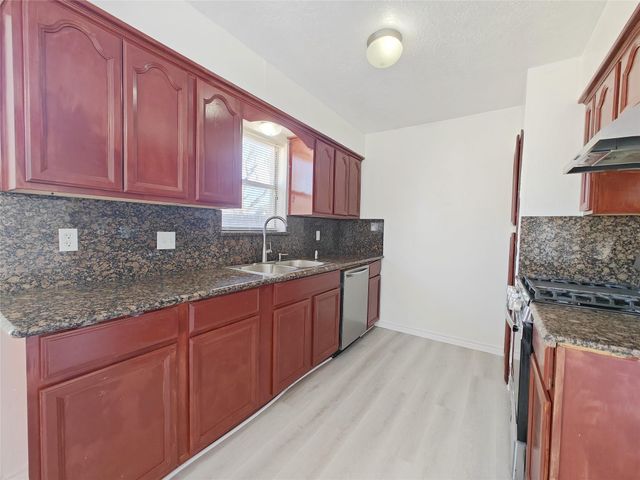8818 Roos Road, Houston, TX 77036