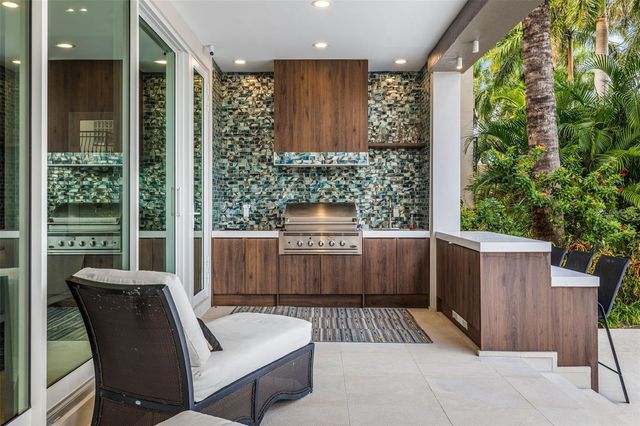 851 BRIGHTWATERS BOULEVARD NE, St Petersburg, FL 33704