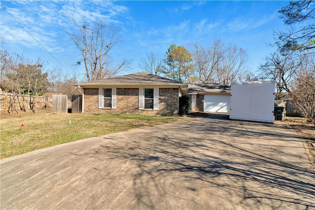1812 E Furman Street, Fayetteville, AR 72703