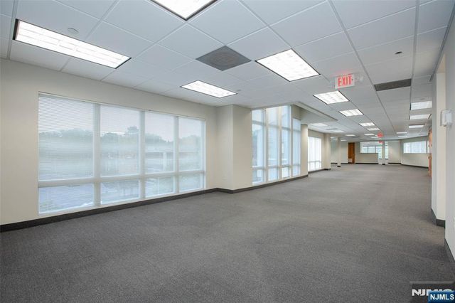 860 Wyckoff Avenue, Mahwah, NJ 07430