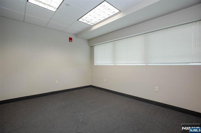 860 Wyckoff Avenue, Mahwah, NJ 07430