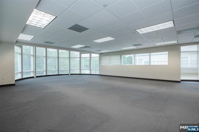 860 Wyckoff Avenue, Mahwah, NJ 07430
