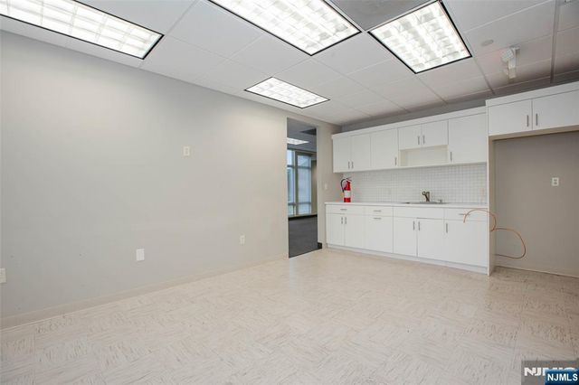 860 Wyckoff Avenue, Mahwah, NJ 07430