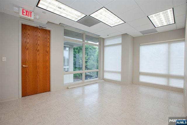 860 Wyckoff Avenue, Mahwah, NJ 07430