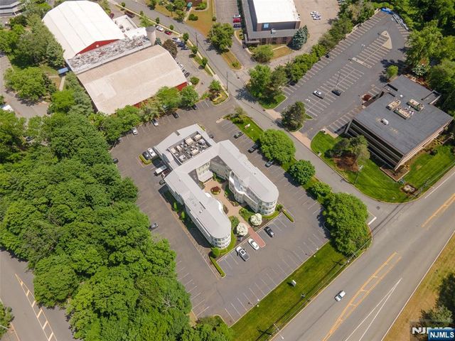 860 Wyckoff Avenue, Mahwah, NJ 07430